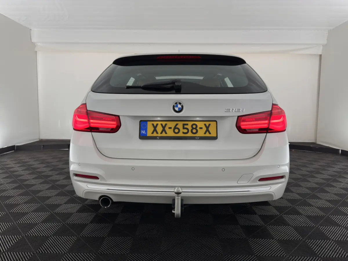 318i Luxury Edition (INCL-BTW) Aut. *PANO | LEATHER | FULL-LED | HEATED-SPORTSEATS | DIGI-COCKPIT | NAVI-FULLMAP | ECC | PDC | CRUISE | TOWBAR | 17''ALU*