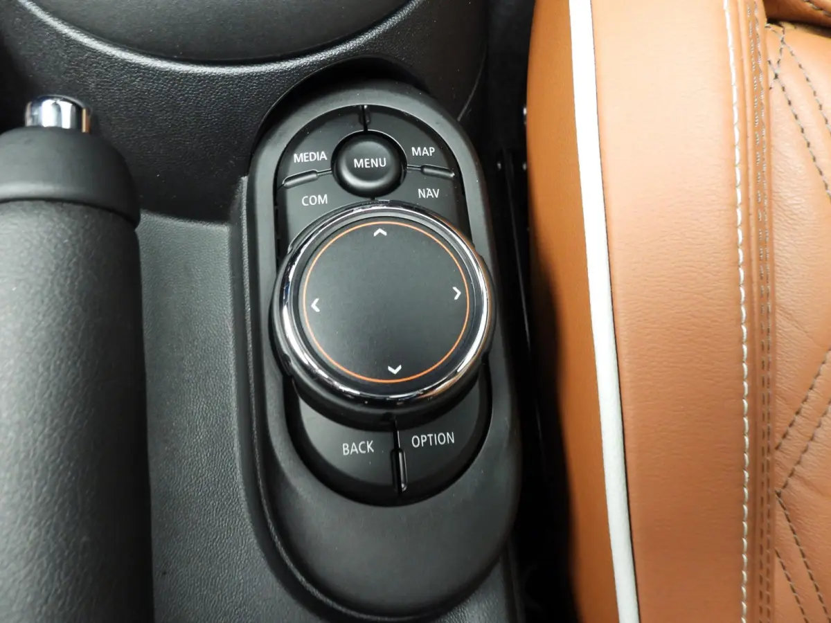 1.5 Cooper 60 Years Edition | Comfort Access | Panoramadak | Harman Kardon | Head-Up | Cruise control | Navigatie | Leer Chester Malt Brown | Stoelverwarming |
