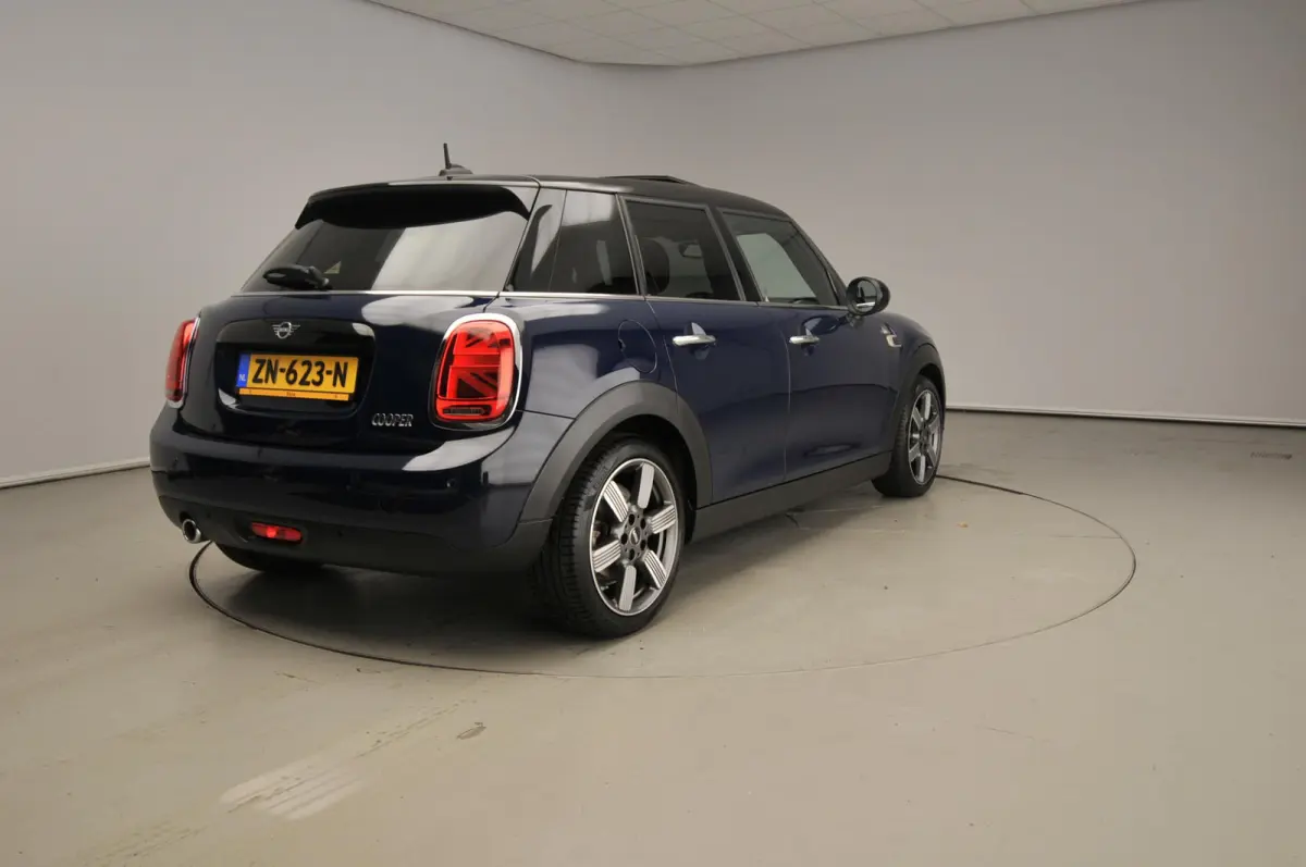1.5 Cooper 60 Years Edition | Comfort Access | Panoramadak | Harman Kardon | Head-Up | Cruise control | Navigatie | Leer Chester Malt Brown | Stoelverwarming |