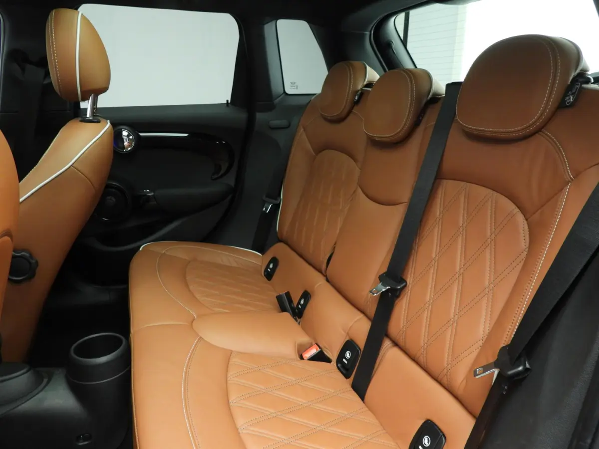 1.5 Cooper 60 Years Edition | Comfort Access | Panoramadak | Harman Kardon | Head-Up | Cruise control | Navigatie | Leer Chester Malt Brown | Stoelverwarming |