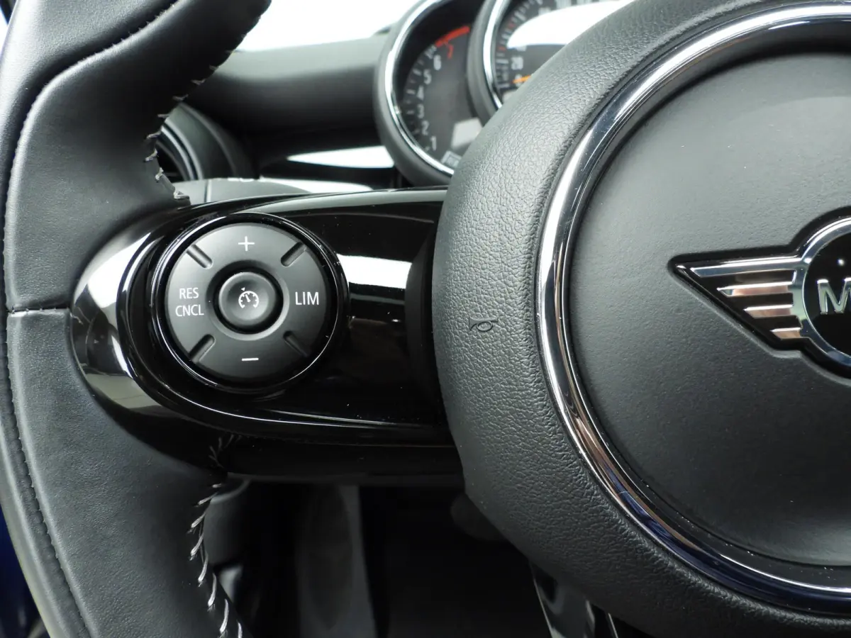 1.5 Cooper 60 Years Edition | Comfort Access | Panoramadak | Harman Kardon | Head-Up | Cruise control | Navigatie | Leer Chester Malt Brown | Stoelverwarming |