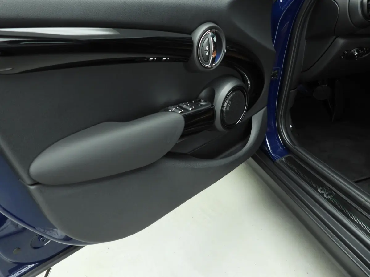 1.5 Cooper 60 Years Edition | Comfort Access | Panoramadak | Harman Kardon | Head-Up | Cruise control | Navigatie | Leer Chester Malt Brown | Stoelverwarming |