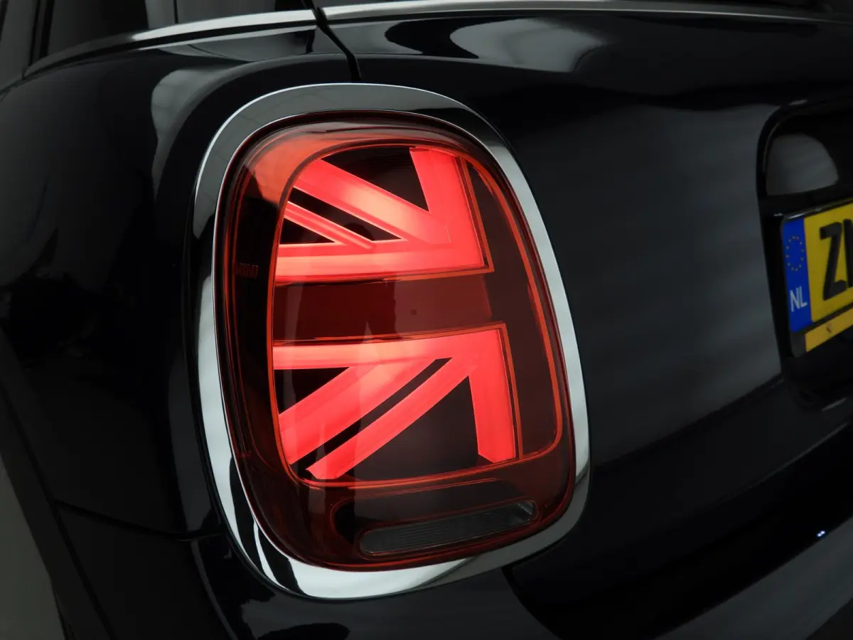 1.5 Cooper 60 Years Edition | Comfort Access | Panoramadak | Harman Kardon | Head-Up | Cruise control | Navigatie | Leer Chester Malt Brown | Stoelverwarming |