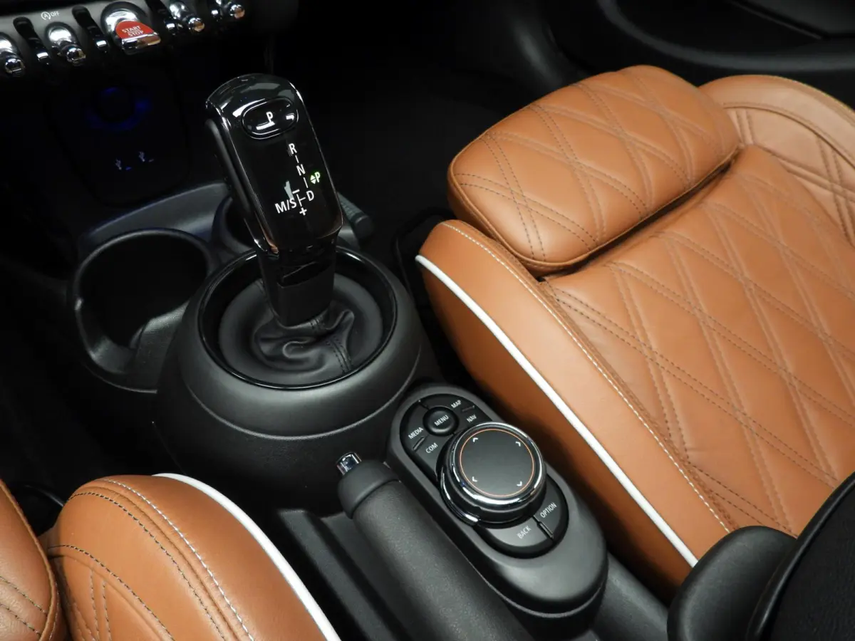 1.5 Cooper 60 Years Edition | Comfort Access | Panoramadak | Harman Kardon | Head-Up | Cruise control | Navigatie | Leer Chester Malt Brown | Stoelverwarming |