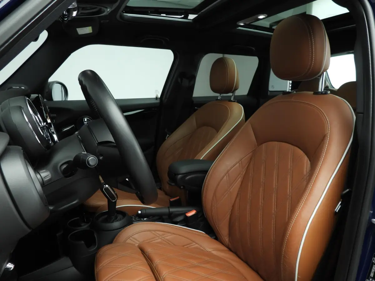1.5 Cooper 60 Years Edition | Comfort Access | Panoramadak | Harman Kardon | Head-Up | Cruise control | Navigatie | Leer Chester Malt Brown | Stoelverwarming |
