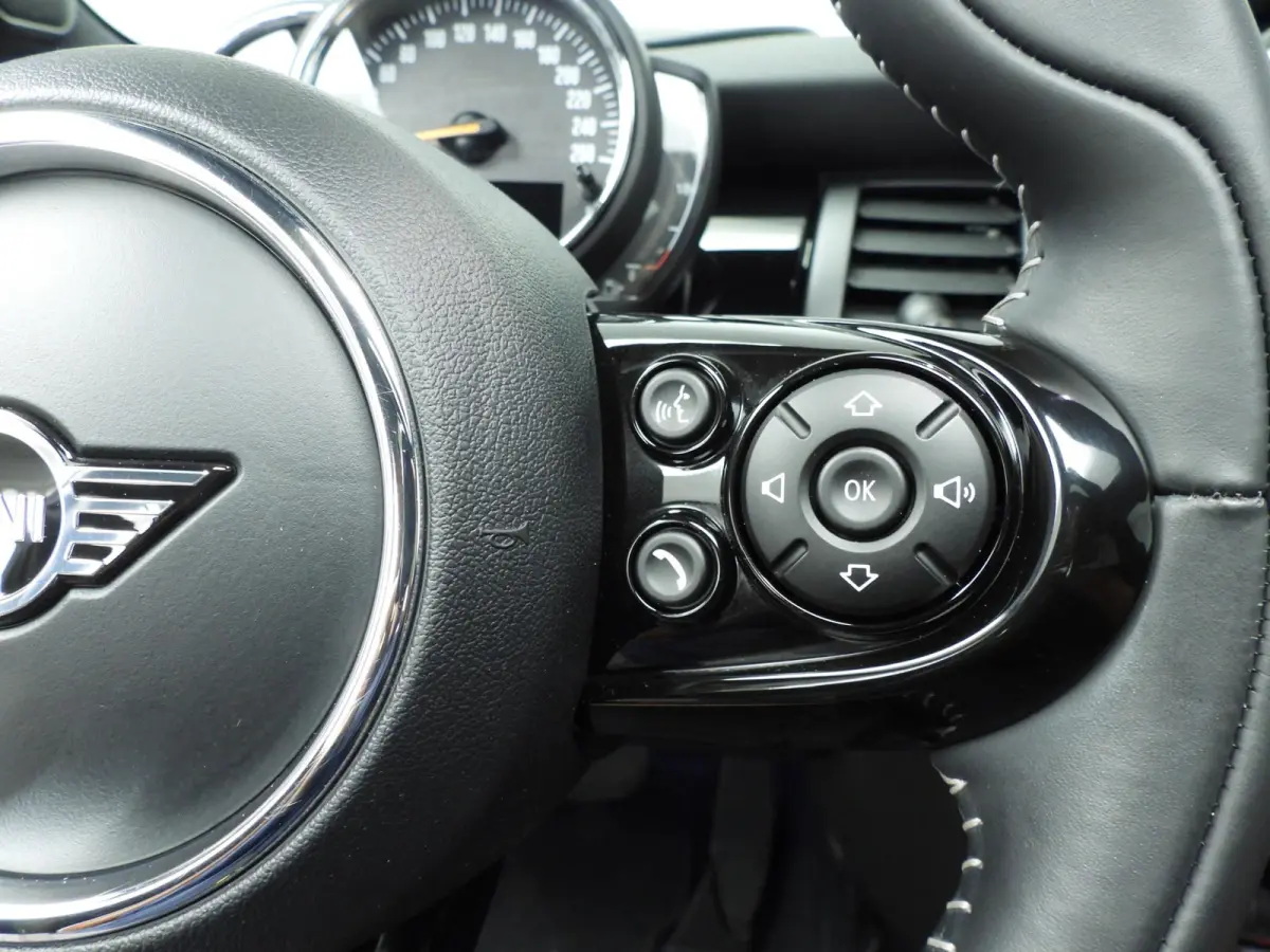1.5 Cooper 60 Years Edition | Comfort Access | Panoramadak | Harman Kardon | Head-Up | Cruise control | Navigatie | Leer Chester Malt Brown | Stoelverwarming |