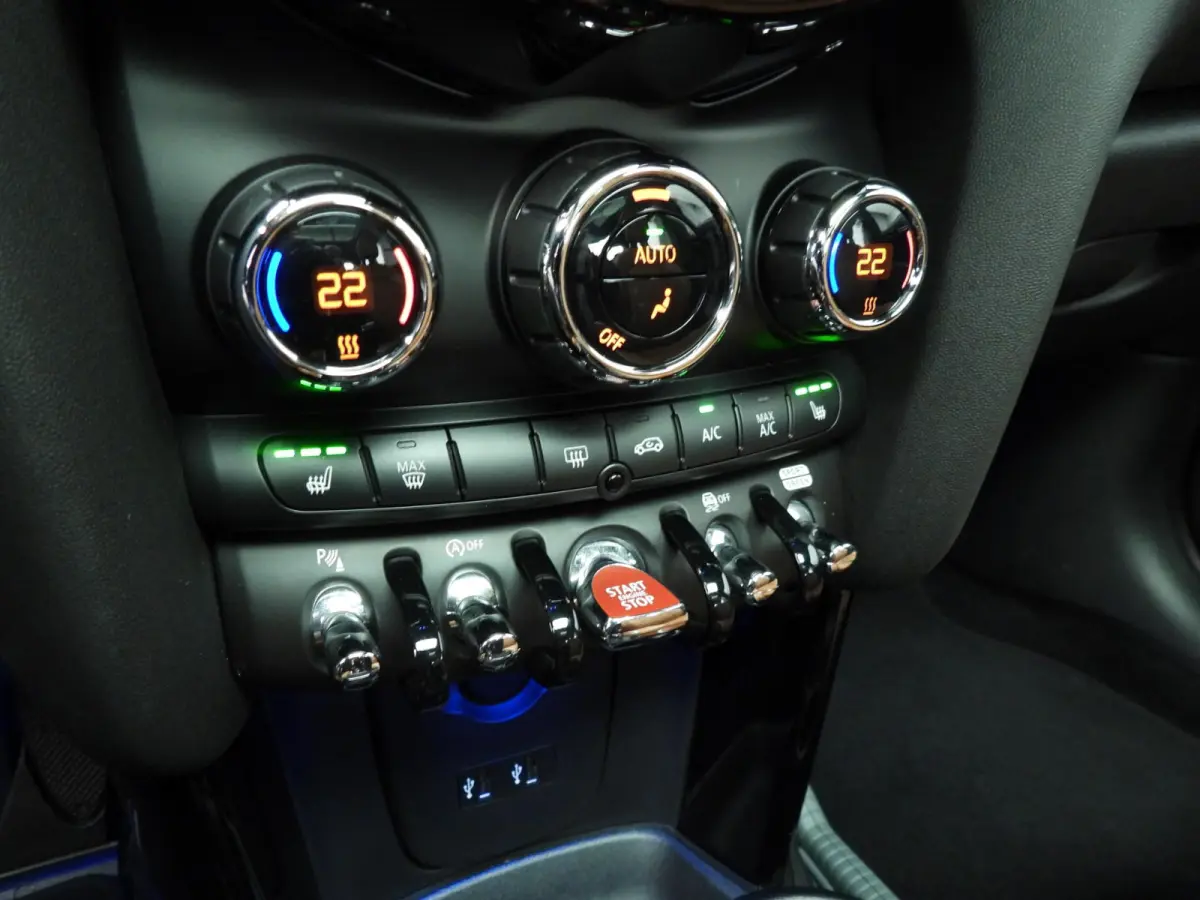 1.5 Cooper 60 Years Edition | Comfort Access | Panoramadak | Harman Kardon | Head-Up | Cruise control | Navigatie | Leer Chester Malt Brown | Stoelverwarming |
