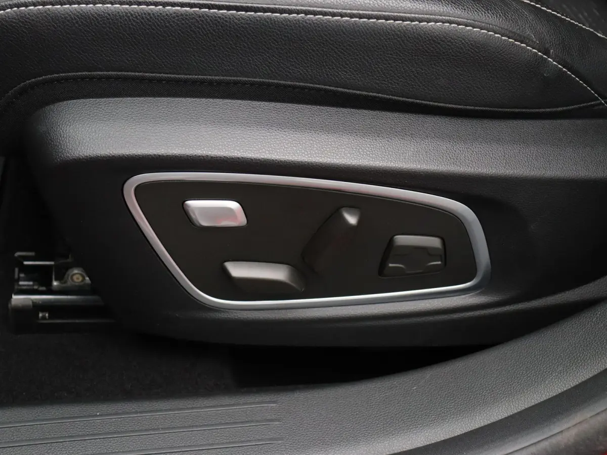 mild hybrid 130pk Techno | Trekhaak | Voorruitverwarming | Stoelverwarming | Elektrische stoel met geheugen |