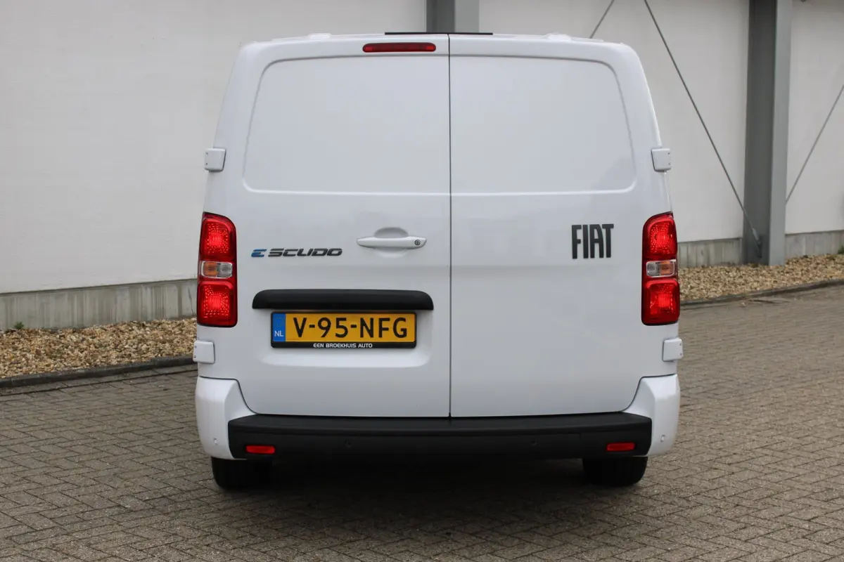 L3 75 kWh |  12V aansluiting in de laadruimte |  Buitenspiegelkappen en stootlijsten in zwart  metallic gespoten | 10" Multimedia 3D-kleuren touchscreen (Draadloos Android Auto/Apple  CarPla