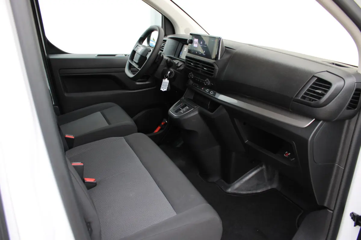 L3 75 kWh |  12V aansluiting in de laadruimte |  Buitenspiegelkappen en stootlijsten in zwart  metallic gespoten | 10" Multimedia 3D-kleuren touchscreen (Draadloos Android Auto/Apple  CarPla