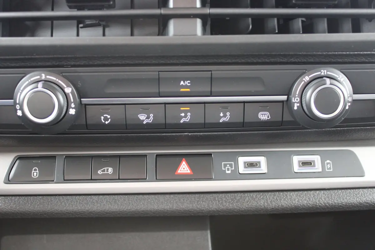 L3 75 kWh |  12V aansluiting in de laadruimte |  Buitenspiegelkappen en stootlijsten in zwart  metallic gespoten | 10" Multimedia 3D-kleuren touchscreen (Draadloos Android Auto/Apple  CarPla