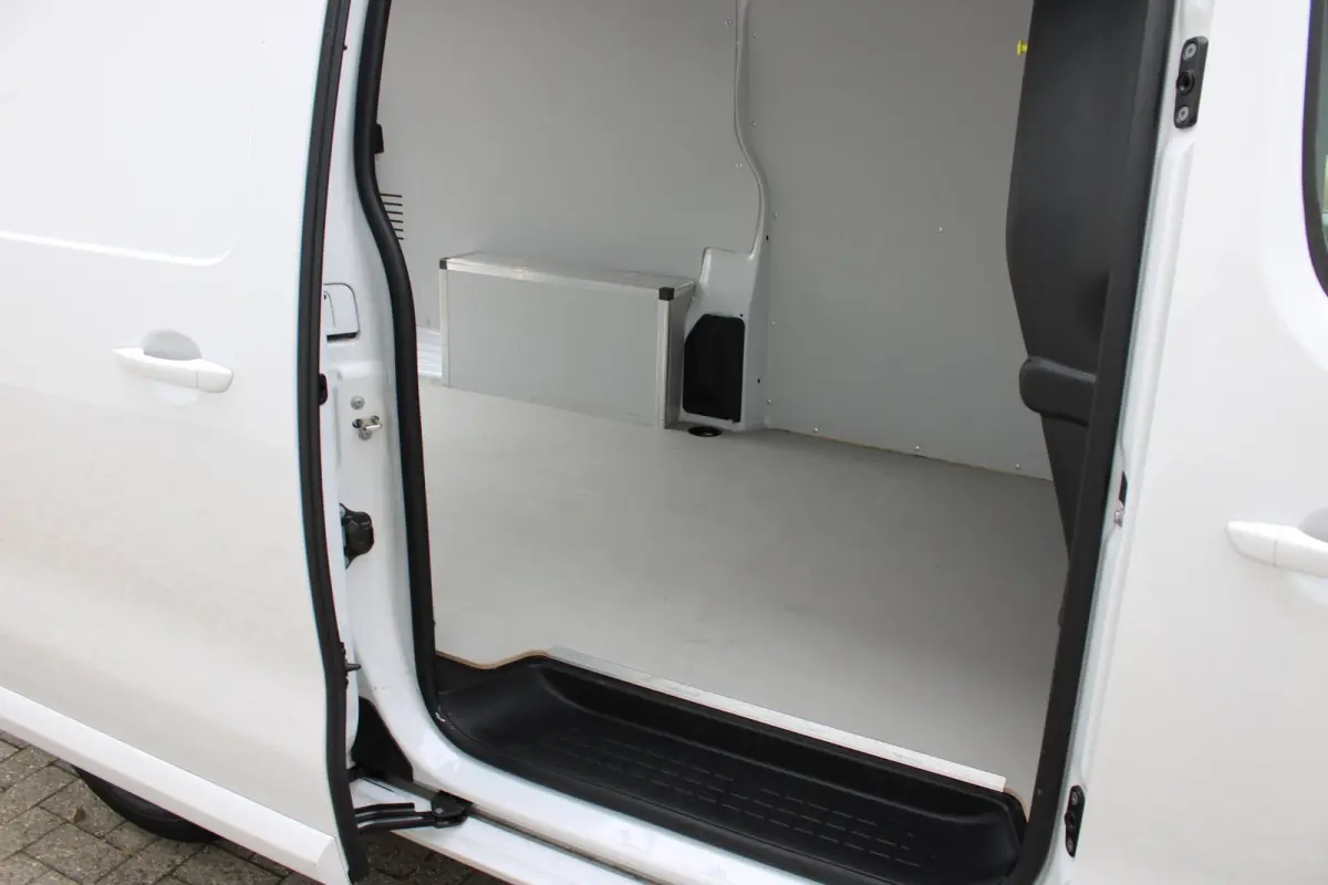 L3 75 kWh |  12V aansluiting in de laadruimte |  Buitenspiegelkappen en stootlijsten in zwart  metallic gespoten | 10" Multimedia 3D-kleuren touchscreen (Draadloos Android Auto/Apple  CarPla