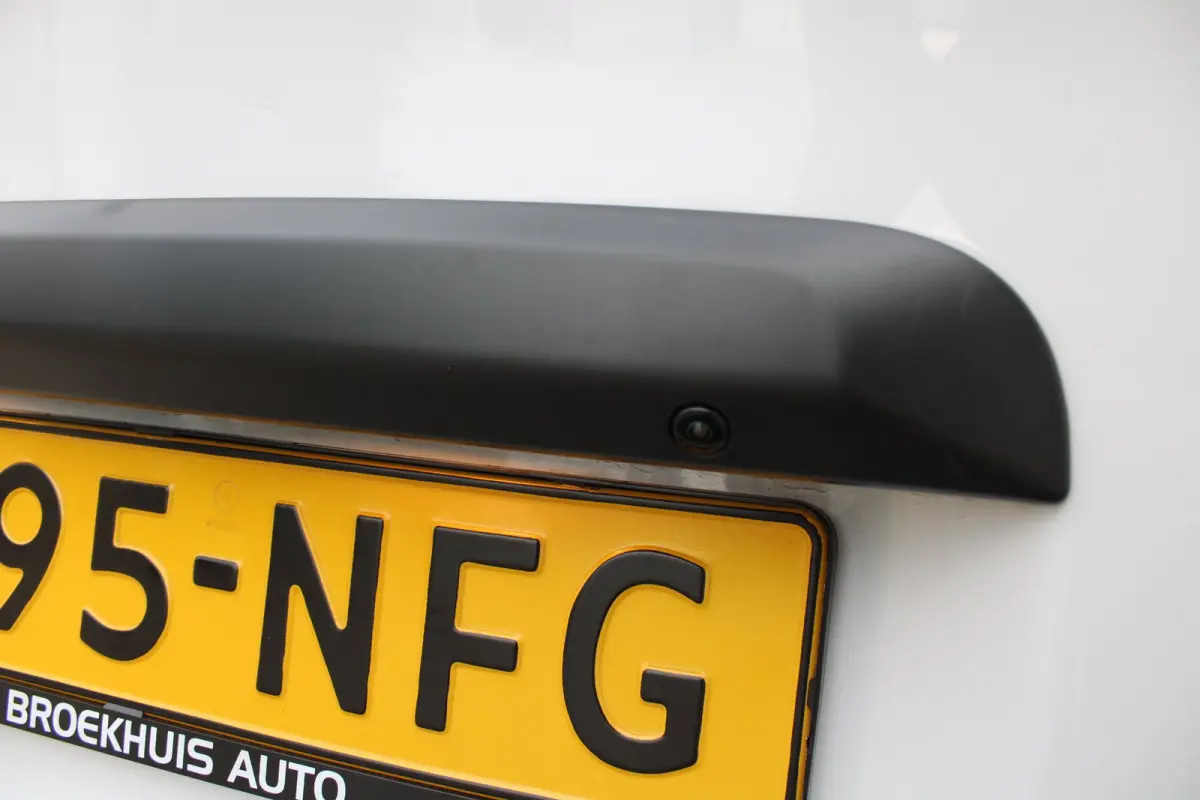 L3 75 kWh |  12V aansluiting in de laadruimte |  Buitenspiegelkappen en stootlijsten in zwart  metallic gespoten | 10" Multimedia 3D-kleuren touchscreen (Draadloos Android Auto/Apple  CarPla
