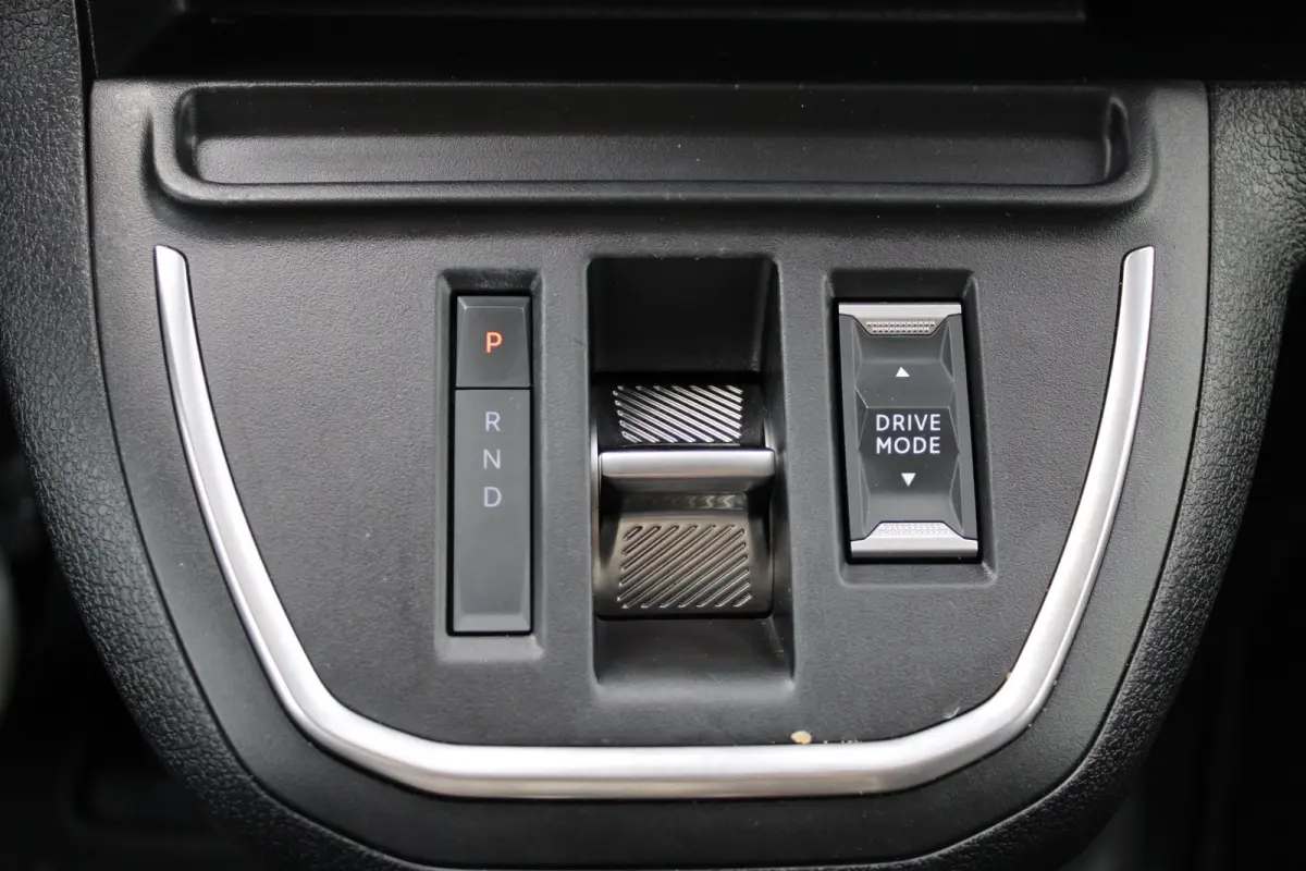 L3 75 kWh |  12V aansluiting in de laadruimte |  Buitenspiegelkappen en stootlijsten in zwart  metallic gespoten | 10" Multimedia 3D-kleuren touchscreen (Draadloos Android Auto/Apple  CarPla