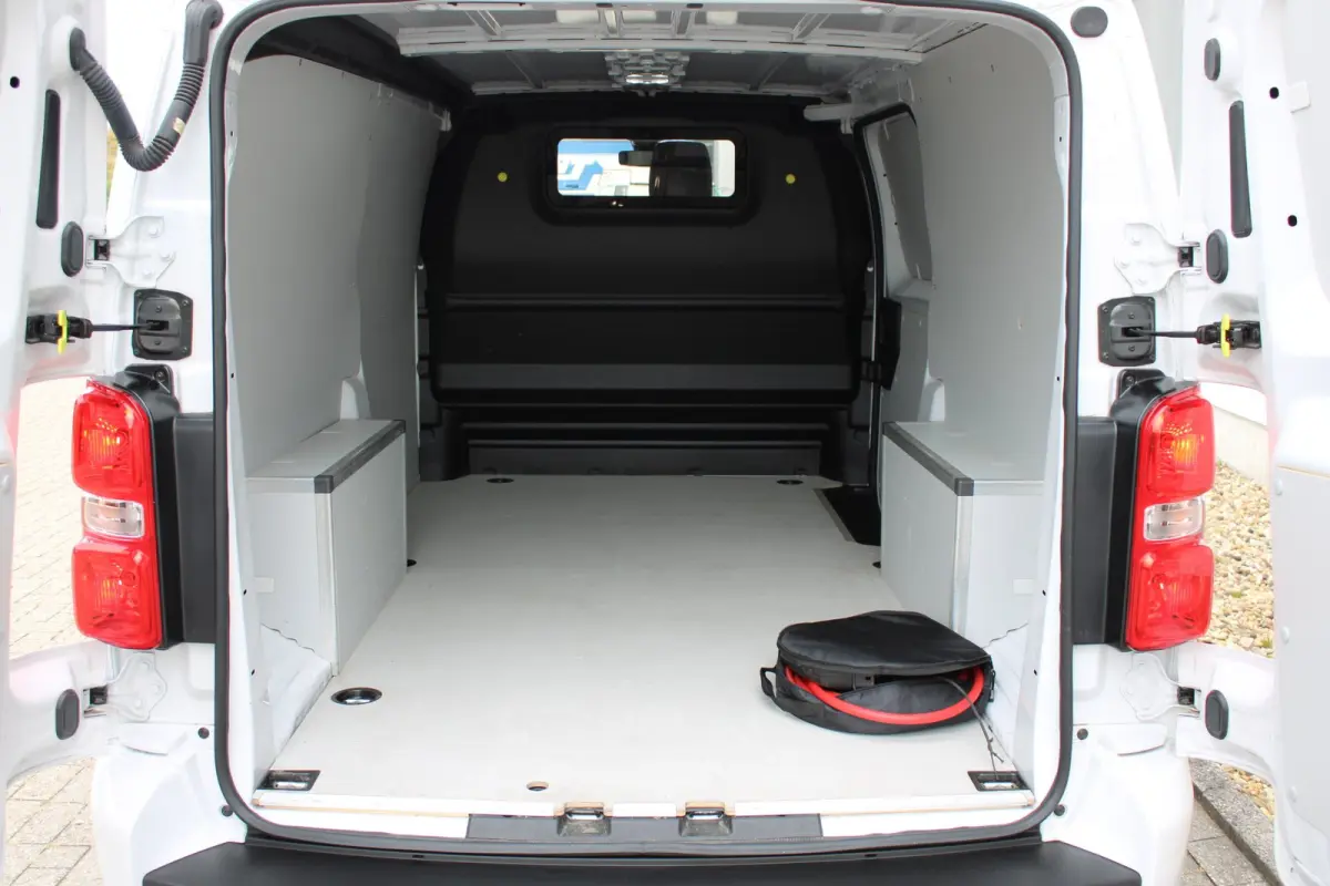 L3 75 kWh |  12V aansluiting in de laadruimte |  Buitenspiegelkappen en stootlijsten in zwart  metallic gespoten | 10" Multimedia 3D-kleuren touchscreen (Draadloos Android Auto/Apple  CarPla