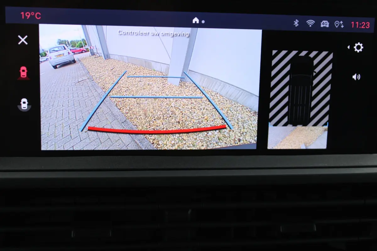 L3 75 kWh |  12V aansluiting in de laadruimte |  Buitenspiegelkappen en stootlijsten in zwart  metallic gespoten | 10" Multimedia 3D-kleuren touchscreen (Draadloos Android Auto/Apple  CarPla