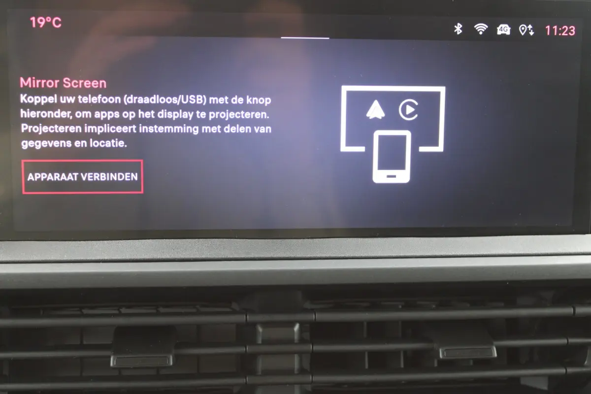 L3 75 kWh |  12V aansluiting in de laadruimte |  Buitenspiegelkappen en stootlijsten in zwart  metallic gespoten | 10" Multimedia 3D-kleuren touchscreen (Draadloos Android Auto/Apple  CarPla
