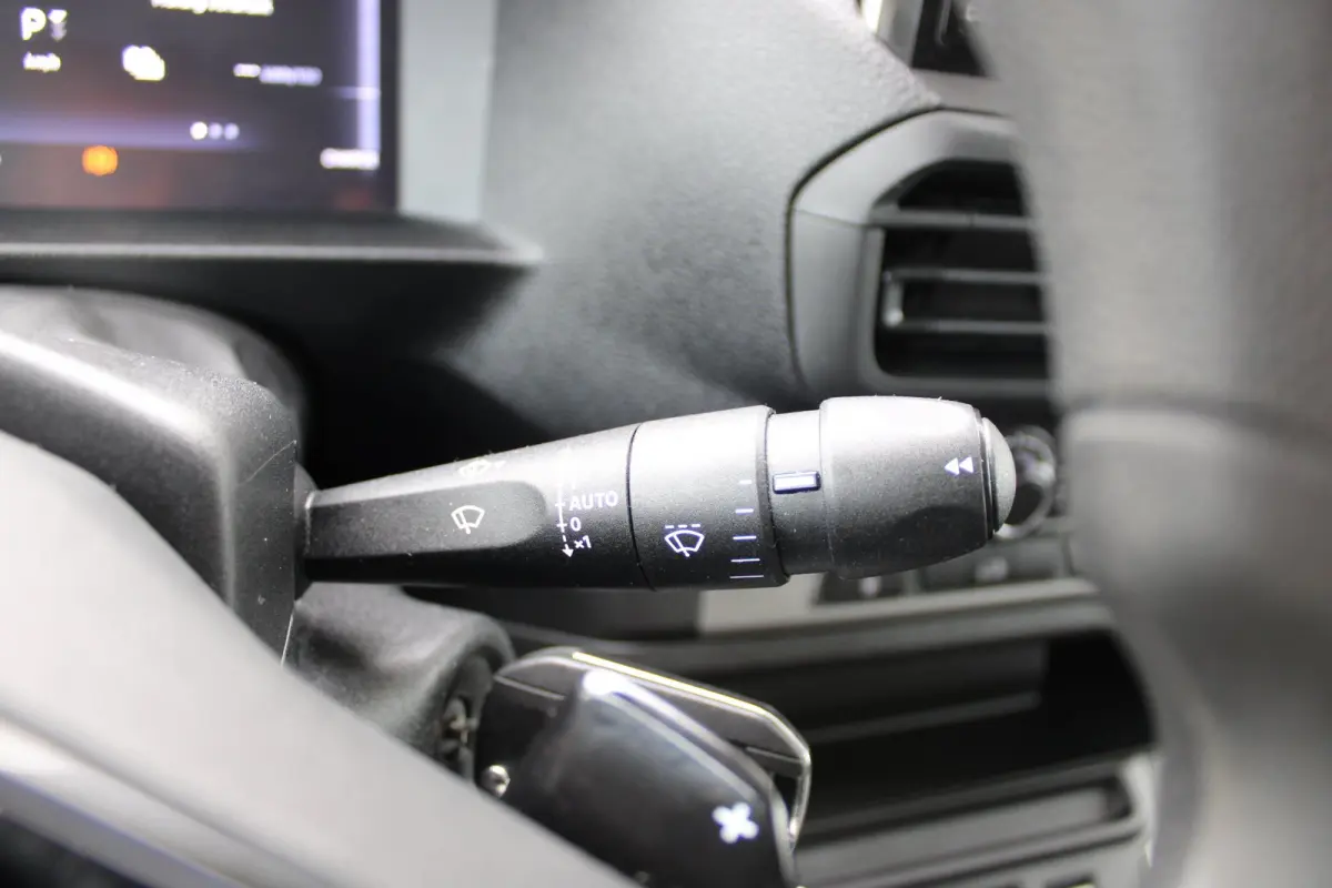 L3 75 kWh |  12V aansluiting in de laadruimte |  Buitenspiegelkappen en stootlijsten in zwart  metallic gespoten | 10" Multimedia 3D-kleuren touchscreen (Draadloos Android Auto/Apple  CarPla