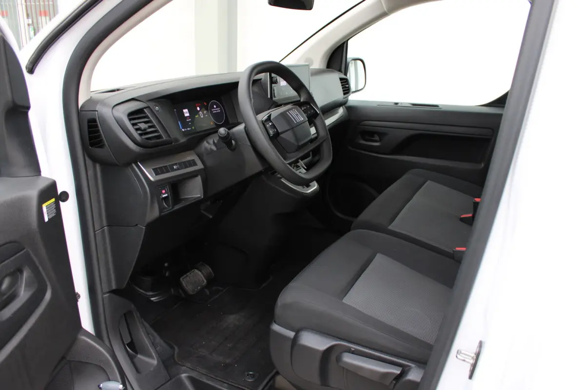 L3 75 kWh |  12V aansluiting in de laadruimte |  Buitenspiegelkappen en stootlijsten in zwart  metallic gespoten | 10" Multimedia 3D-kleuren touchscreen (Draadloos Android Auto/Apple  CarPla