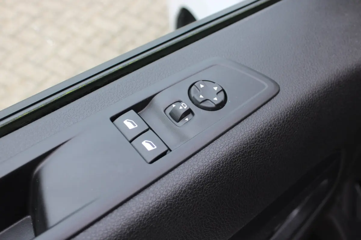 L3 75 kWh |  12V aansluiting in de laadruimte |  Buitenspiegelkappen en stootlijsten in zwart  metallic gespoten | 10" Multimedia 3D-kleuren touchscreen (Draadloos Android Auto/Apple  CarPla