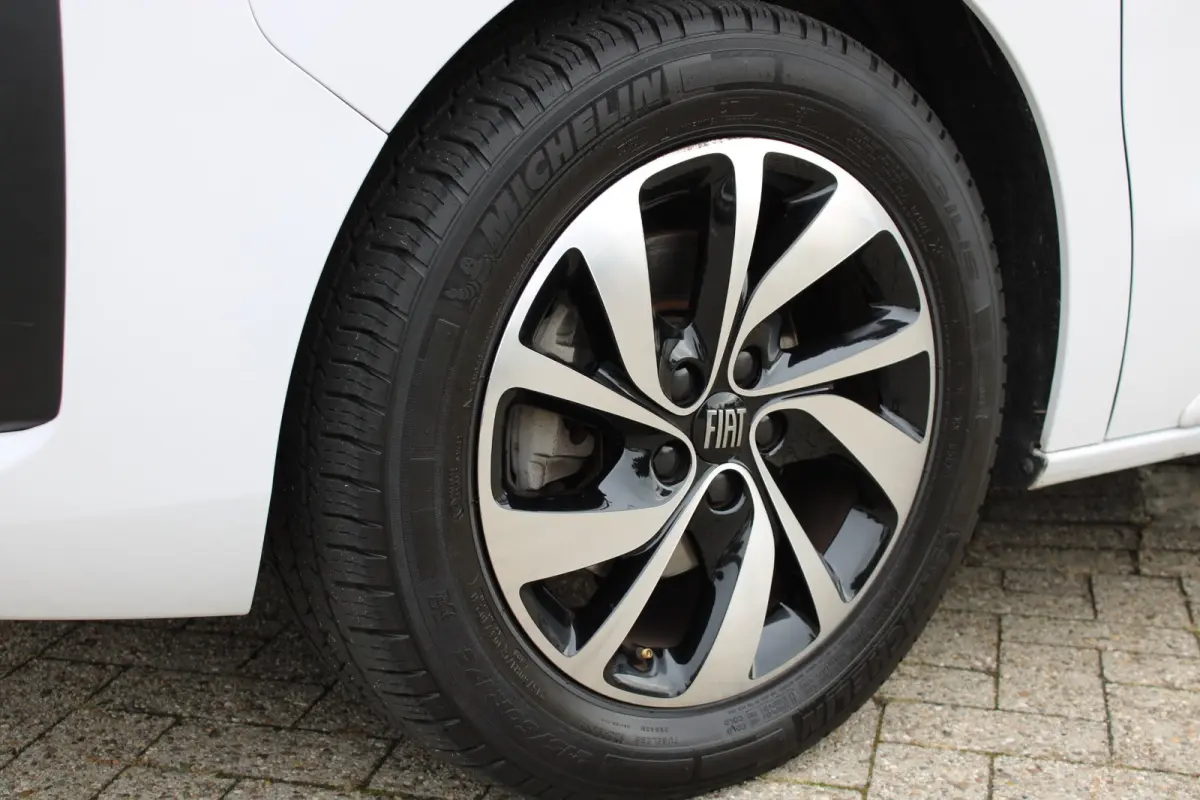 L3 75 kWh |  12V aansluiting in de laadruimte |  Buitenspiegelkappen en stootlijsten in zwart  metallic gespoten | 10" Multimedia 3D-kleuren touchscreen (Draadloos Android Auto/Apple  CarPla