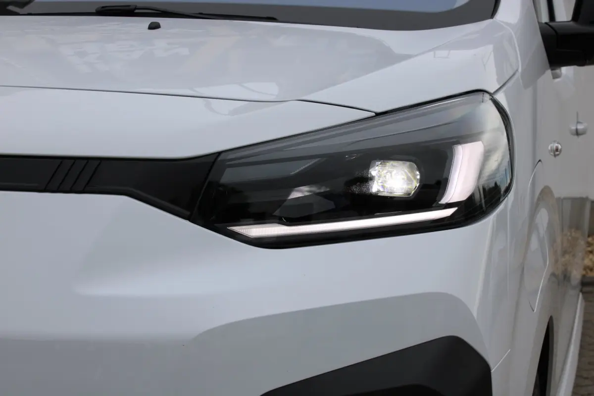 L3 75 kWh |  12V aansluiting in de laadruimte |  Buitenspiegelkappen en stootlijsten in zwart  metallic gespoten | 10" Multimedia 3D-kleuren touchscreen (Draadloos Android Auto/Apple  CarPla