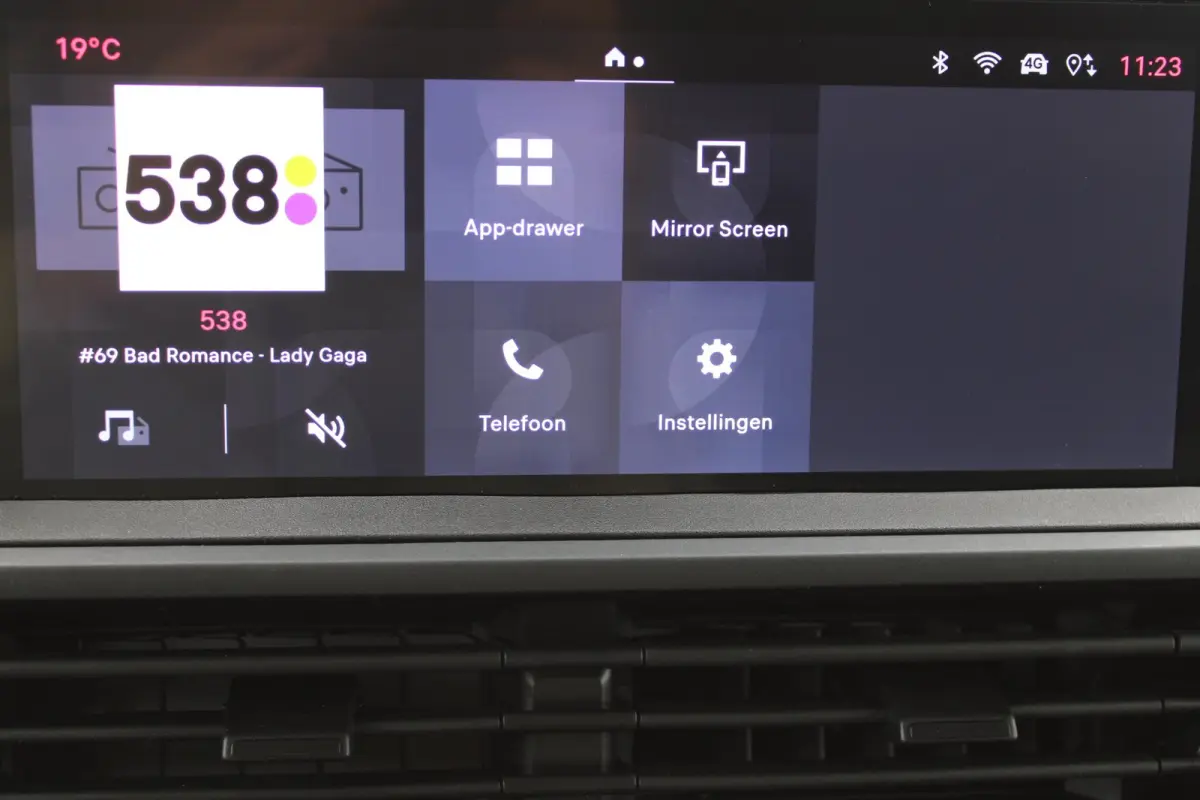 L3 75 kWh |  12V aansluiting in de laadruimte |  Buitenspiegelkappen en stootlijsten in zwart  metallic gespoten | 10" Multimedia 3D-kleuren touchscreen (Draadloos Android Auto/Apple  CarPla