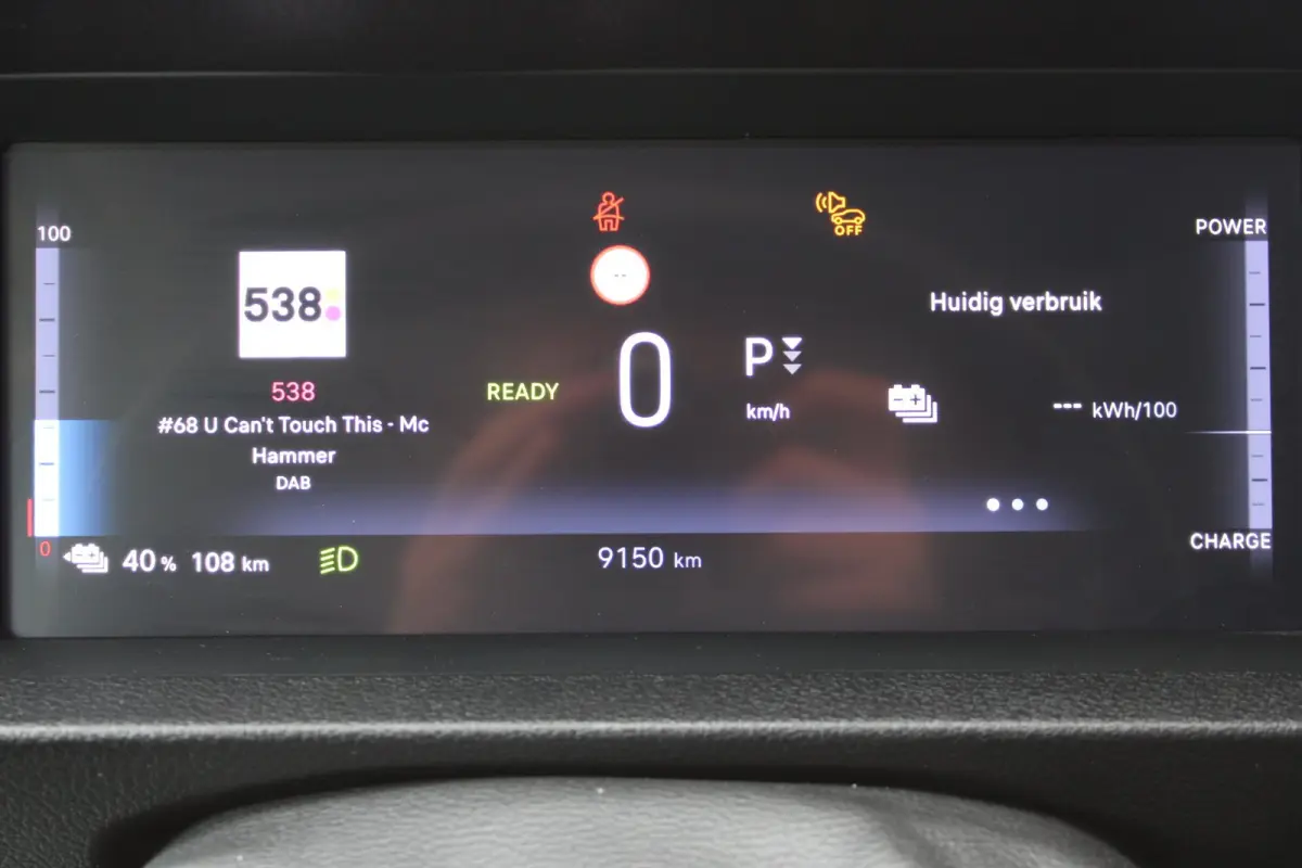 L3 75 kWh |  12V aansluiting in de laadruimte |  Buitenspiegelkappen en stootlijsten in zwart  metallic gespoten | 10" Multimedia 3D-kleuren touchscreen (Draadloos Android Auto/Apple  CarPla