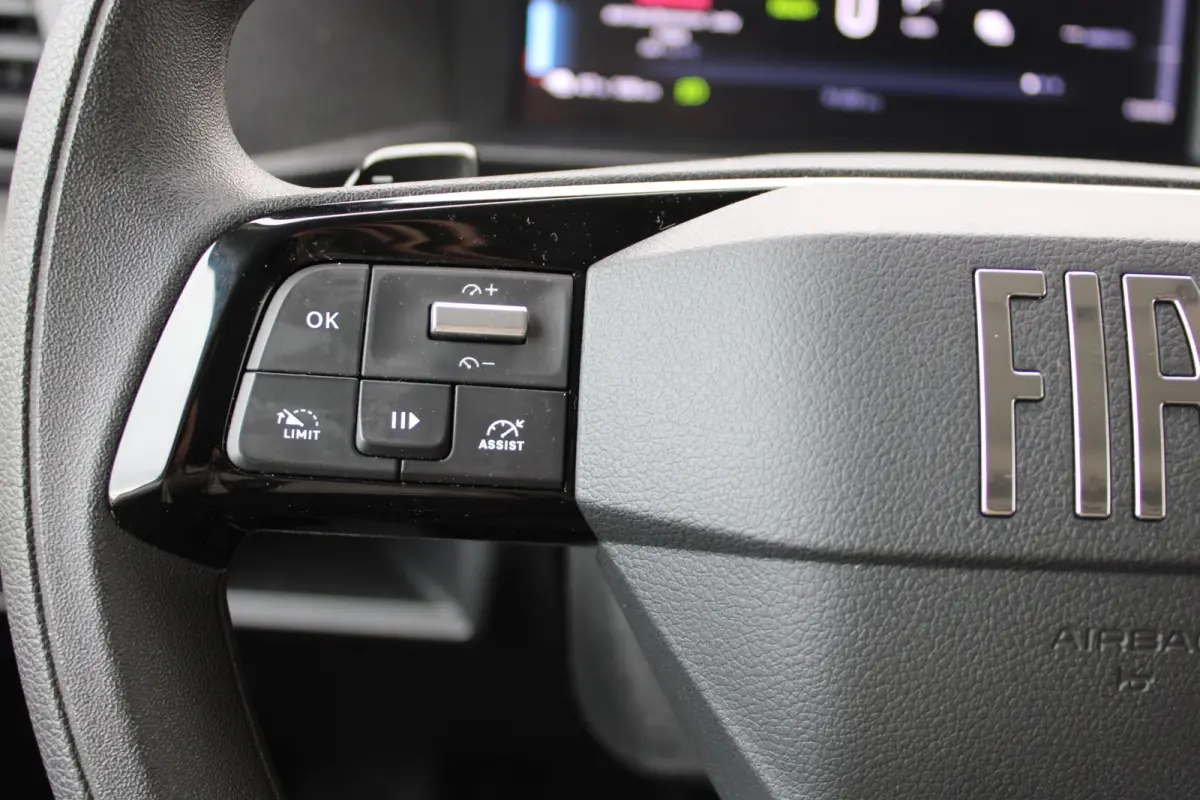 L3 75 kWh |  12V aansluiting in de laadruimte |  Buitenspiegelkappen en stootlijsten in zwart  metallic gespoten | 10" Multimedia 3D-kleuren touchscreen (Draadloos Android Auto/Apple  CarPla