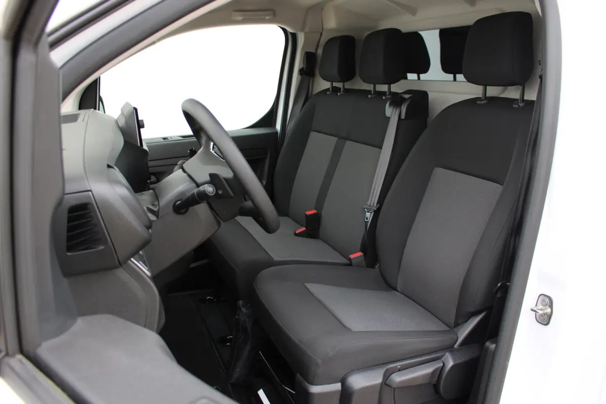 L3 75 kWh |  12V aansluiting in de laadruimte |  Buitenspiegelkappen en stootlijsten in zwart  metallic gespoten | 10" Multimedia 3D-kleuren touchscreen (Draadloos Android Auto/Apple  CarPla
