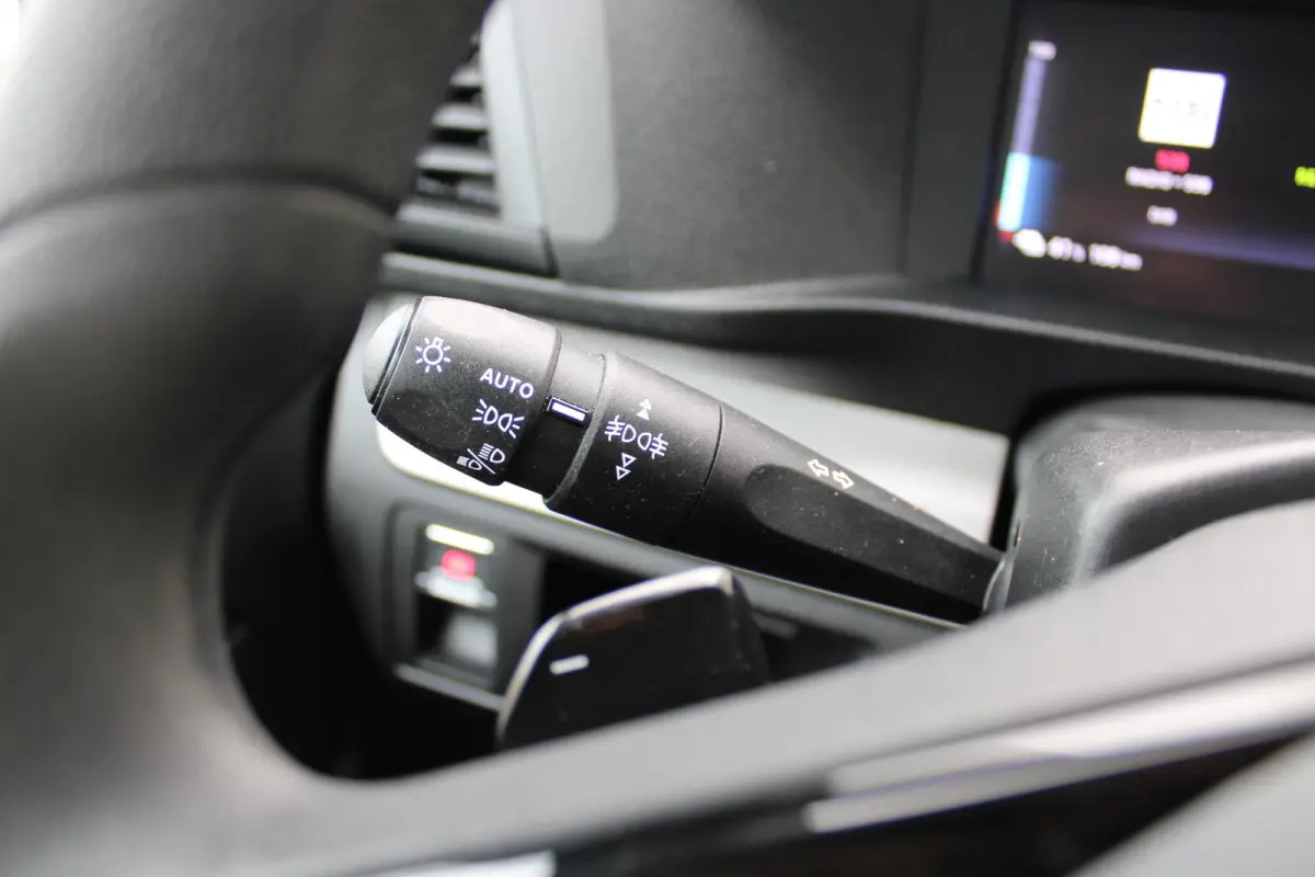 L3 75 kWh |  12V aansluiting in de laadruimte |  Buitenspiegelkappen en stootlijsten in zwart  metallic gespoten | 10" Multimedia 3D-kleuren touchscreen (Draadloos Android Auto/Apple  CarPla