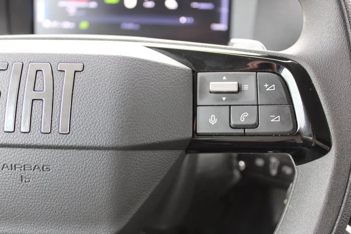 L3 75 kWh |  12V aansluiting in de laadruimte |  Buitenspiegelkappen en stootlijsten in zwart  metallic gespoten | 10" Multimedia 3D-kleuren touchscreen (Draadloos Android Auto/Apple  CarPla