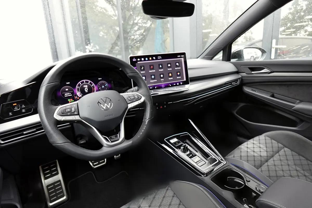 1.5 eTSI R-Line Edition PANO KEYLESS HUD