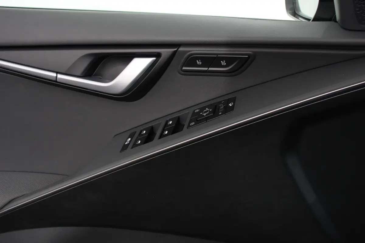 ExecutiveLine 64.8 kWh Navigatie Half Leder Schuif-kantel dak Elektrische bedienbare achterklep DAB Led Camera