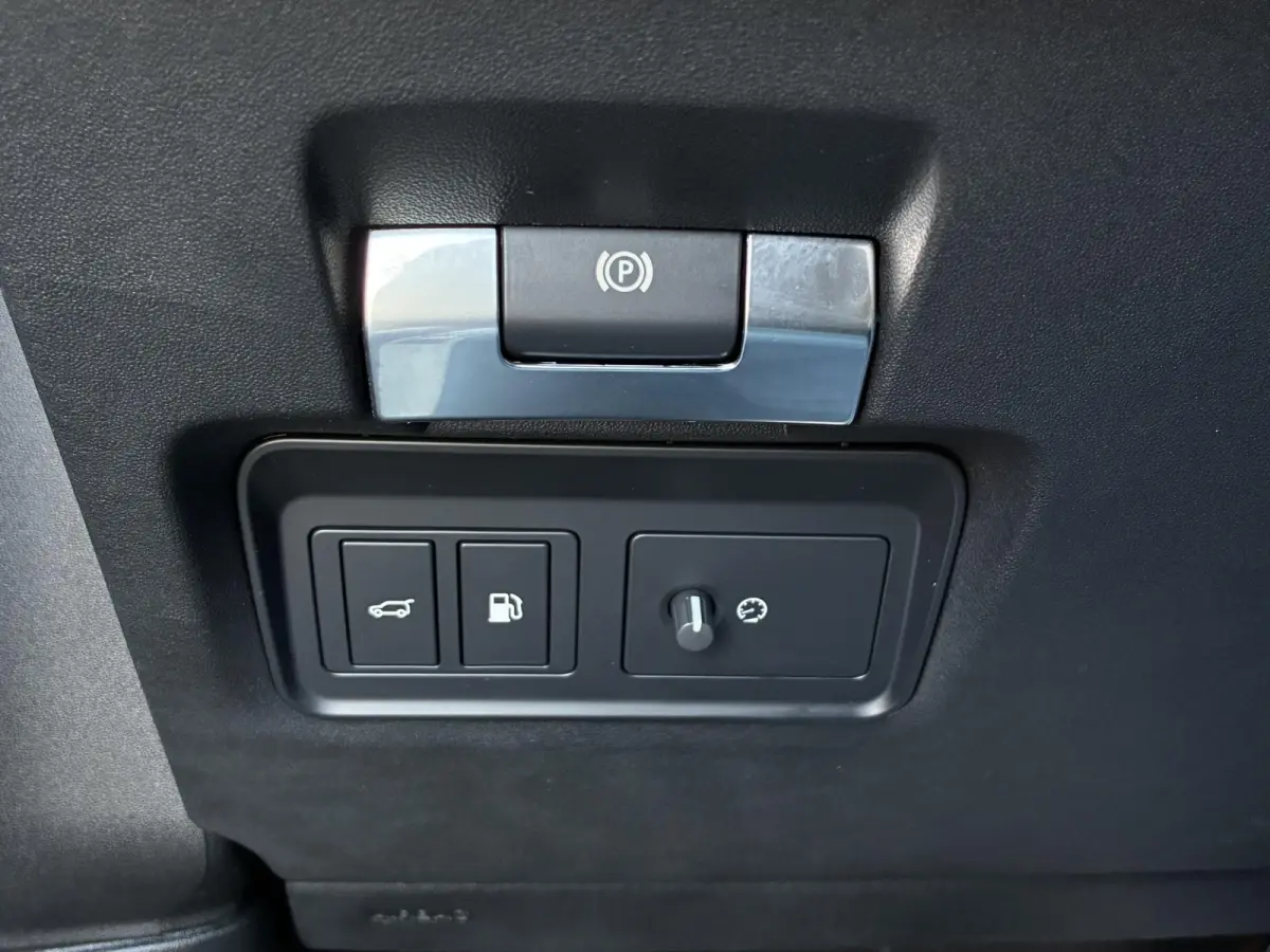 P300e 1.5 R-Dynamic HSE / Dealer Onderhouden / NL auto / Afneembare Trekhaak (1.600KG) / PHEV / AWD / All-Season Banden / Achteruitrijcamera / Adaptieve Cruise Control / MERIDIAN Audio /