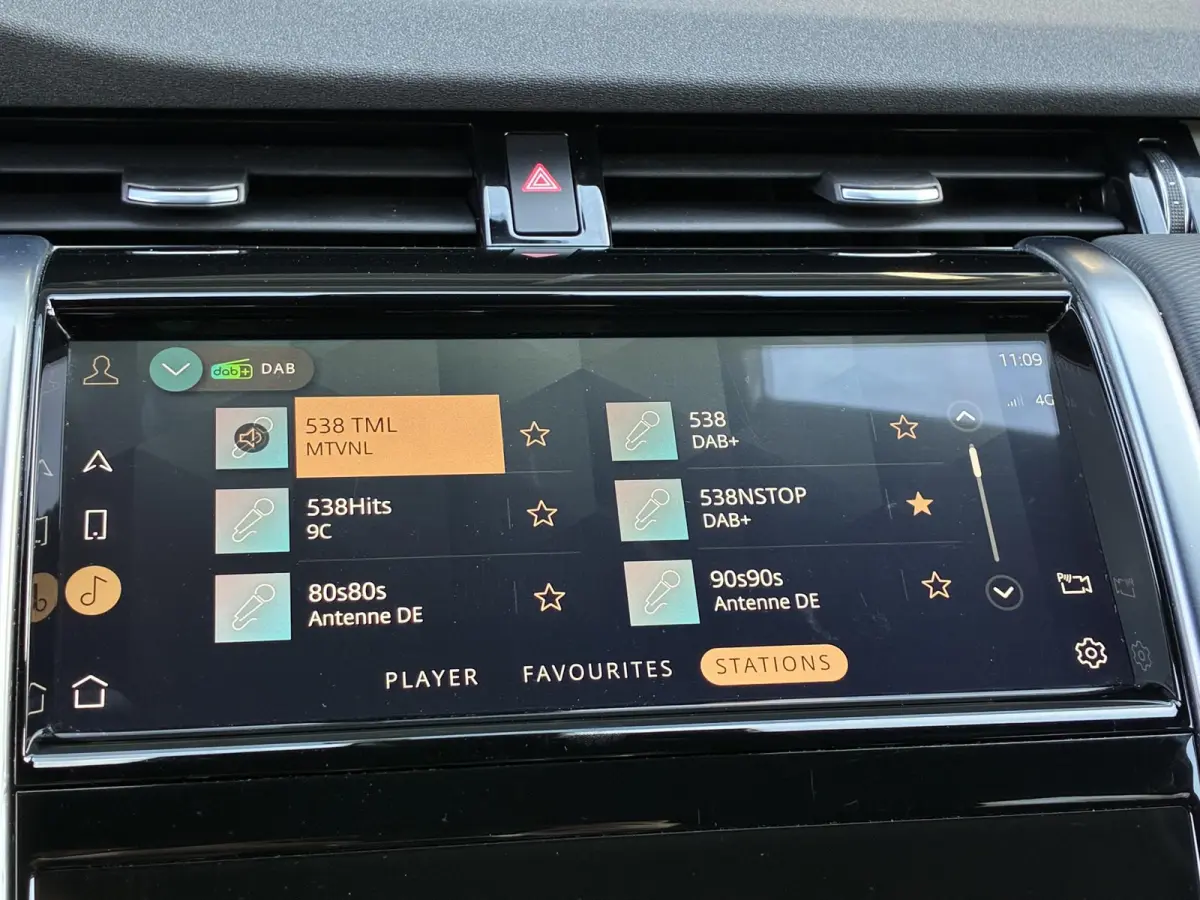P300e 1.5 R-Dynamic HSE / Dealer Onderhouden / NL auto / Afneembare Trekhaak (1.600KG) / PHEV / AWD / All-Season Banden / Achteruitrijcamera / Adaptieve Cruise Control / MERIDIAN Audio /