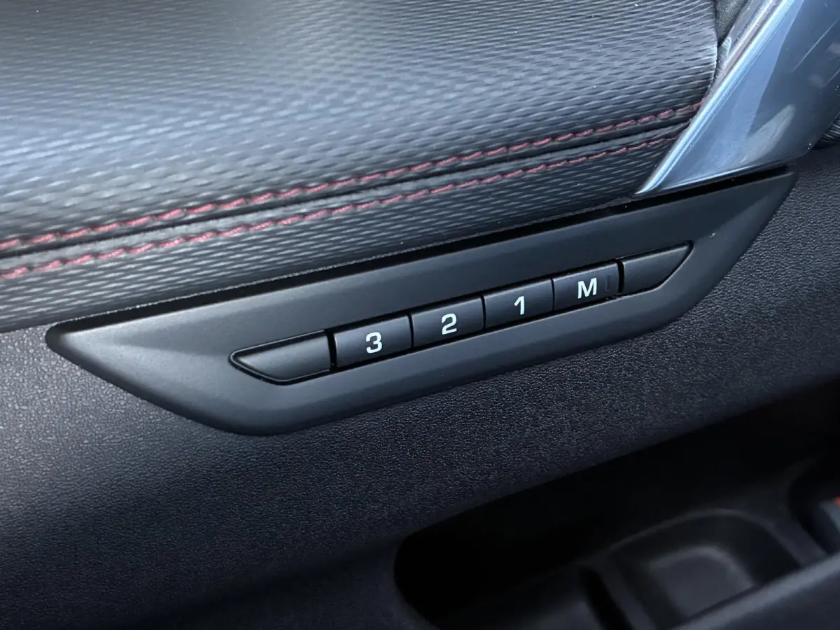 P300e 1.5 R-Dynamic HSE / Dealer Onderhouden / NL auto / Afneembare Trekhaak (1.600KG) / PHEV / AWD / All-Season Banden / Achteruitrijcamera / Adaptieve Cruise Control / MERIDIAN Audio /