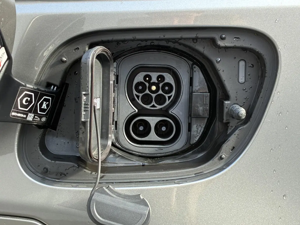 P300e 1.5 R-Dynamic HSE / Dealer Onderhouden / NL auto / Afneembare Trekhaak (1.600KG) / PHEV / AWD / All-Season Banden / Achteruitrijcamera / Adaptieve Cruise Control / MERIDIAN Audio /