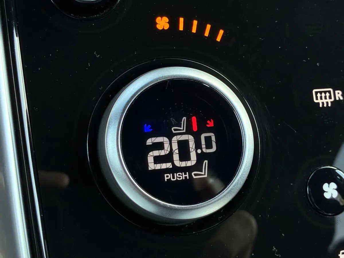 P300e 1.5 R-Dynamic HSE / Dealer Onderhouden / NL auto / Afneembare Trekhaak (1.600KG) / PHEV / AWD / All-Season Banden / Achteruitrijcamera / Adaptieve Cruise Control / MERIDIAN Audio /