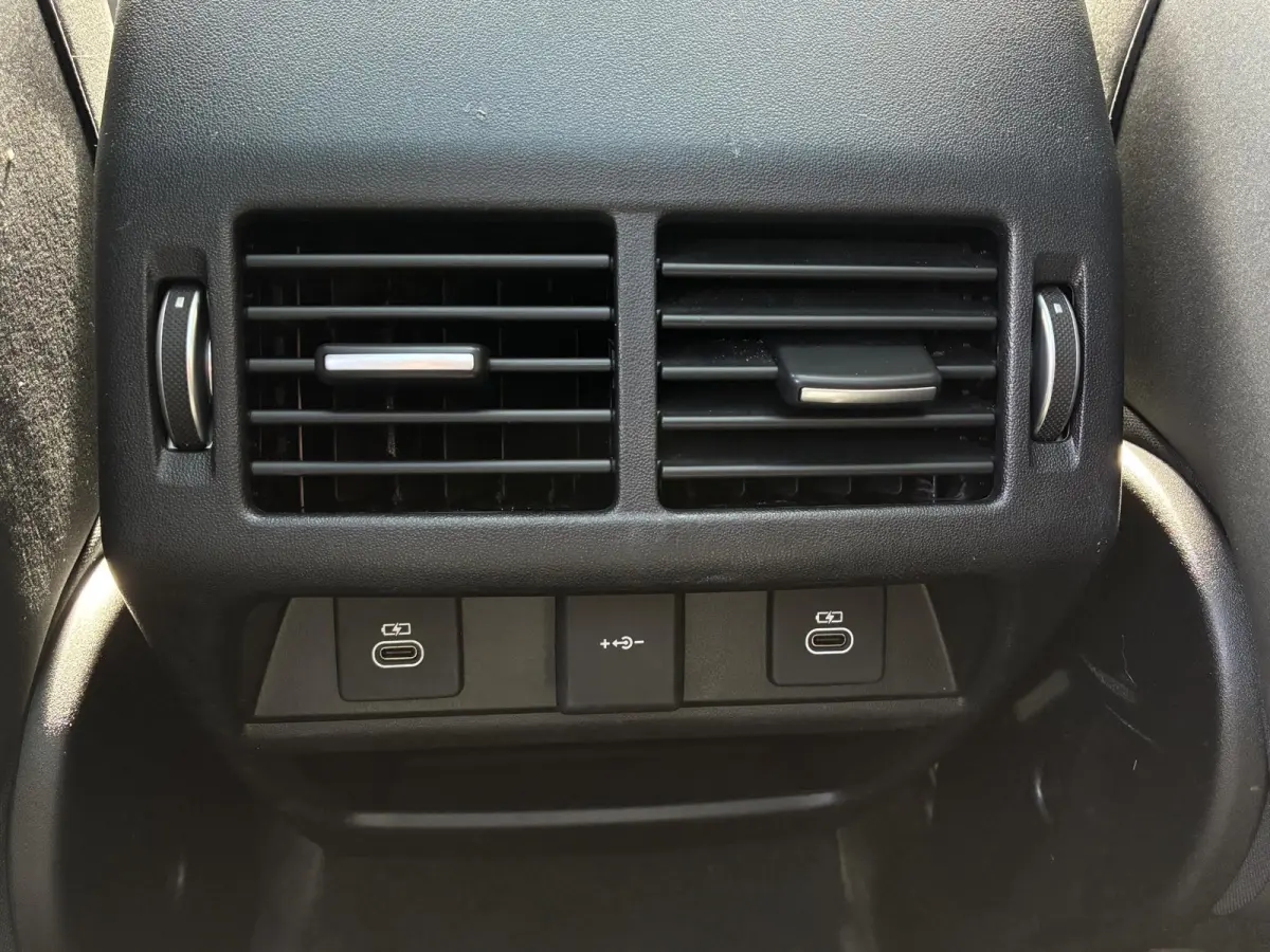 P300e 1.5 R-Dynamic HSE / Dealer Onderhouden / NL auto / Afneembare Trekhaak (1.600KG) / PHEV / AWD / All-Season Banden / Achteruitrijcamera / Adaptieve Cruise Control / MERIDIAN Audio /