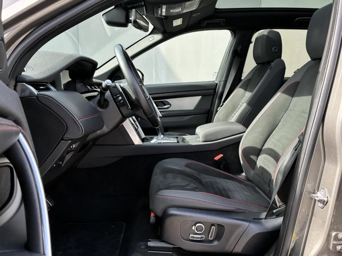 P300e 1.5 R-Dynamic HSE / Dealer Onderhouden / NL auto / Afneembare Trekhaak (1.600KG) / PHEV / AWD / All-Season Banden / Achteruitrijcamera / Adaptieve Cruise Control / MERIDIAN Audio /