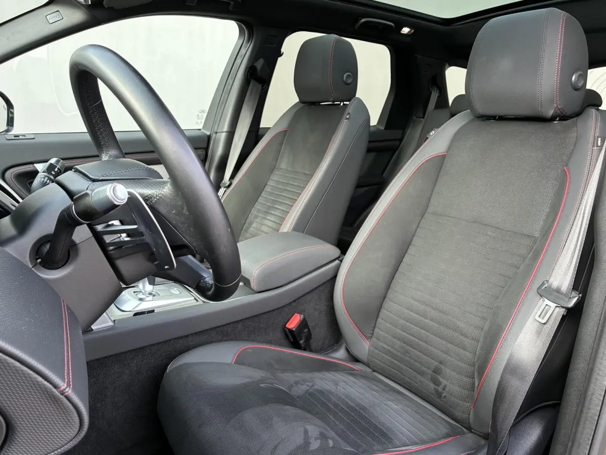 P300e 1.5 R-Dynamic HSE / Dealer Onderhouden / NL auto / Afneembare Trekhaak (1.600KG) / PHEV / AWD / All-Season Banden / Achteruitrijcamera / Adaptieve Cruise Control / MERIDIAN Audio /