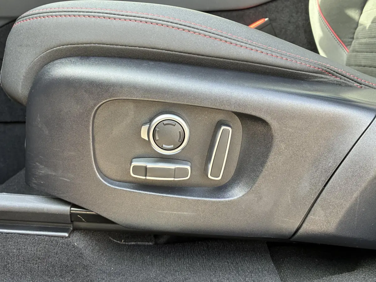 P300e 1.5 R-Dynamic HSE / Dealer Onderhouden / NL auto / Afneembare Trekhaak (1.600KG) / PHEV / AWD / All-Season Banden / Achteruitrijcamera / Adaptieve Cruise Control / MERIDIAN Audio /