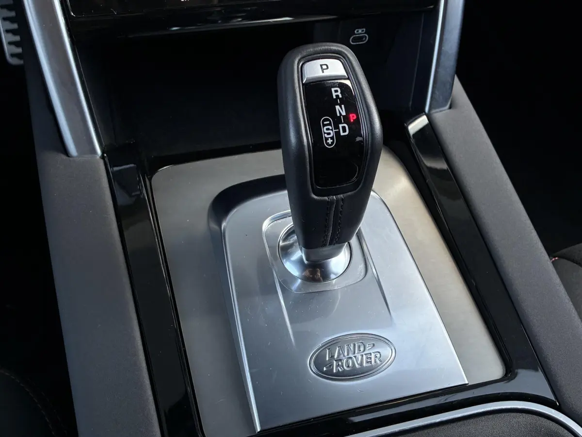 P300e 1.5 R-Dynamic HSE / Dealer Onderhouden / NL auto / Afneembare Trekhaak (1.600KG) / PHEV / AWD / All-Season Banden / Achteruitrijcamera / Adaptieve Cruise Control / MERIDIAN Audio /