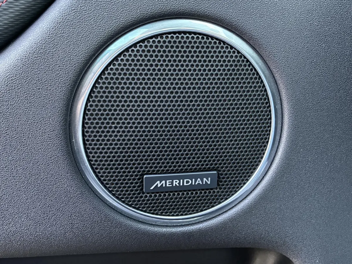 P300e 1.5 R-Dynamic HSE / Dealer Onderhouden / NL auto / Afneembare Trekhaak (1.600KG) / PHEV / AWD / All-Season Banden / Achteruitrijcamera / Adaptieve Cruise Control / MERIDIAN Audio /