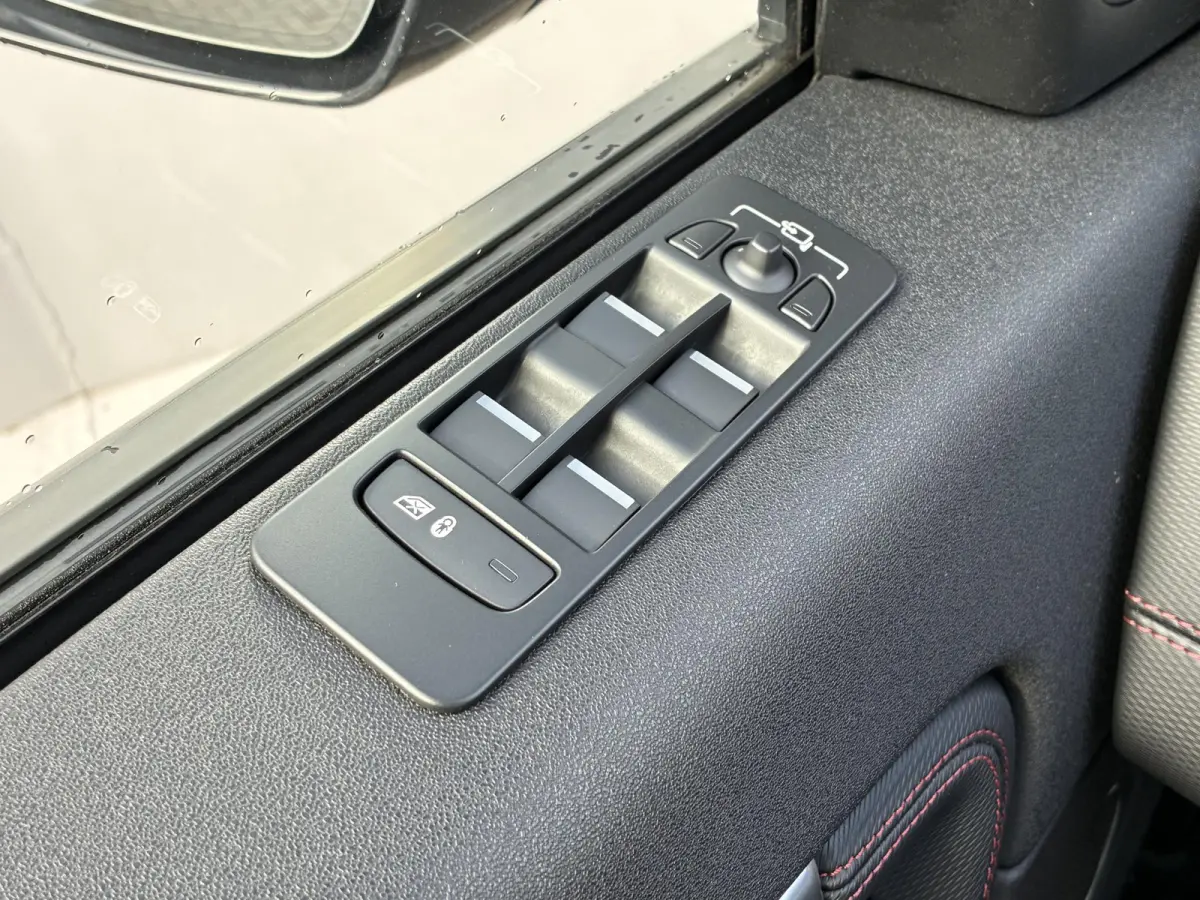 P300e 1.5 R-Dynamic HSE / Dealer Onderhouden / NL auto / Afneembare Trekhaak (1.600KG) / PHEV / AWD / All-Season Banden / Achteruitrijcamera / Adaptieve Cruise Control / MERIDIAN Audio /