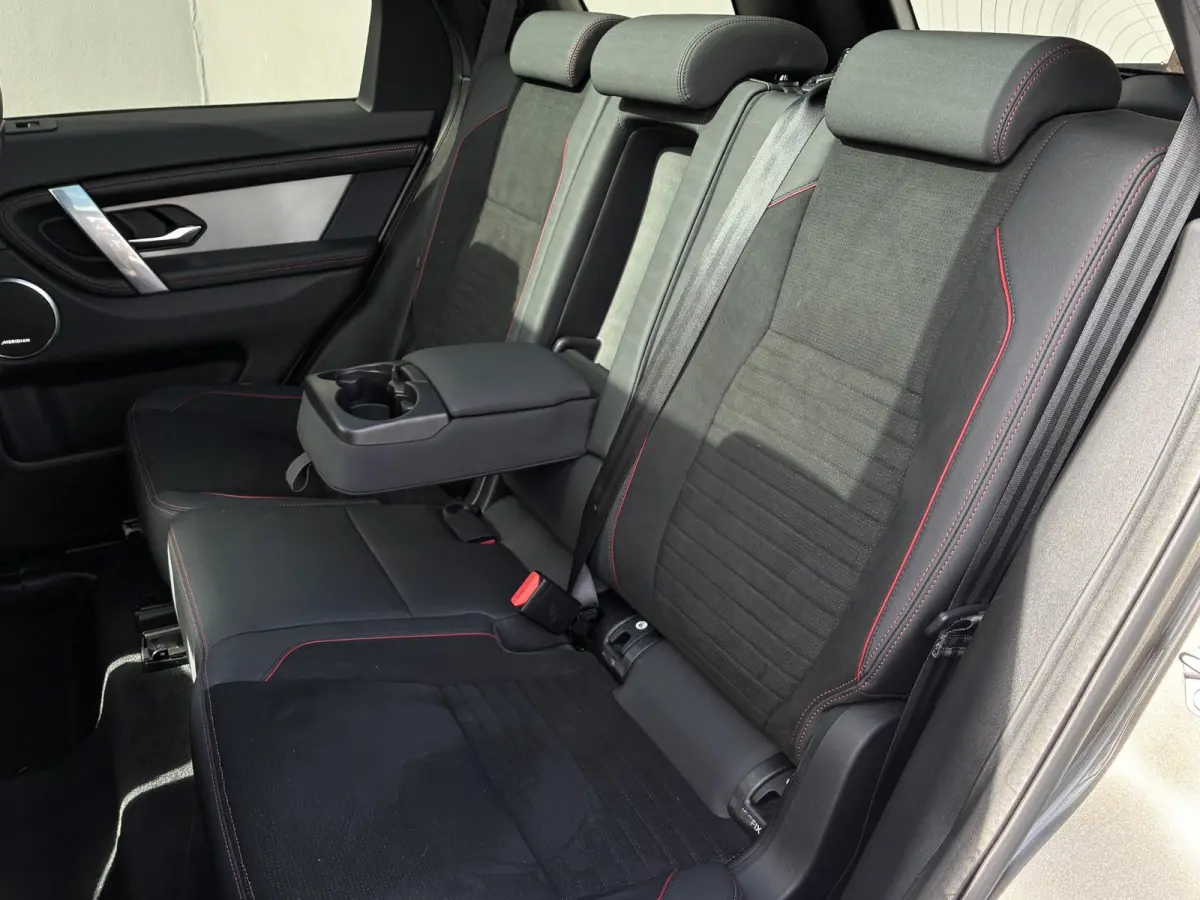 P300e 1.5 R-Dynamic HSE / Dealer Onderhouden / NL auto / Afneembare Trekhaak (1.600KG) / PHEV / AWD / All-Season Banden / Achteruitrijcamera / Adaptieve Cruise Control / MERIDIAN Audio /