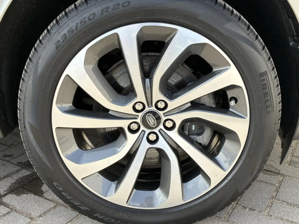 P300e 1.5 R-Dynamic HSE / Dealer Onderhouden / NL auto / Afneembare Trekhaak (1.600KG) / PHEV / AWD / All-Season Banden / Achteruitrijcamera / Adaptieve Cruise Control / MERIDIAN Audio /