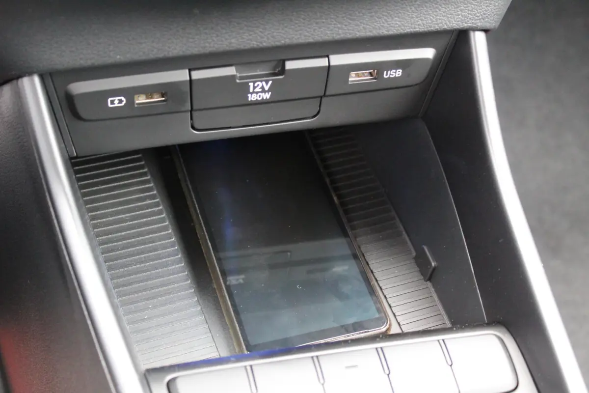 1.0 T-GDI Comfort / Navigatie middels Apple Carplay & Android Auto / Airco / Cruise Control / Lichtsensor / Lane Assist /