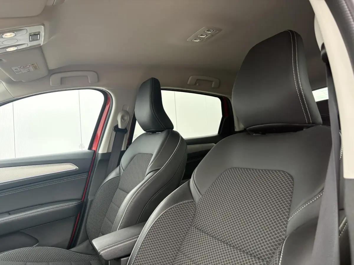 1.6 E-Tech Hybrid 145 Intens / Cruise controle / Electronic climate controle / Navigatie / Stof/kunstlederen bekleding /